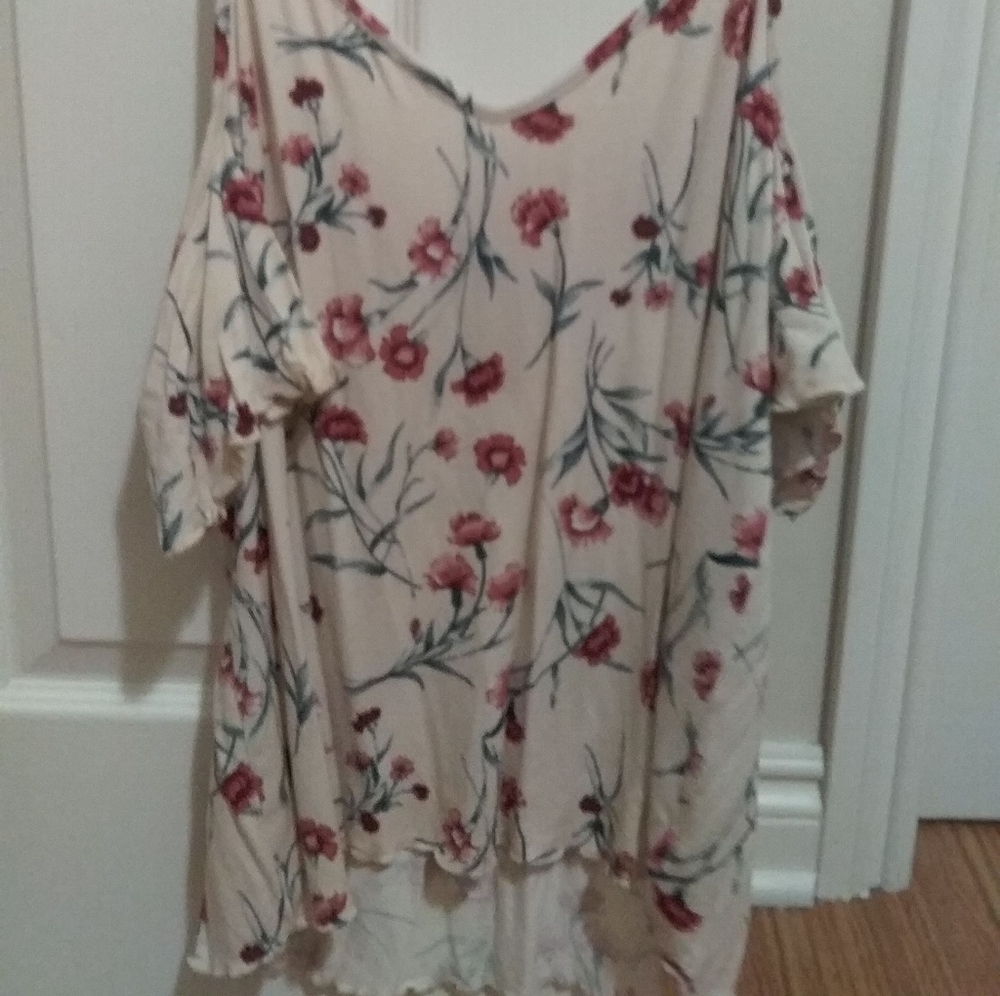 Tshirt with open shoulders